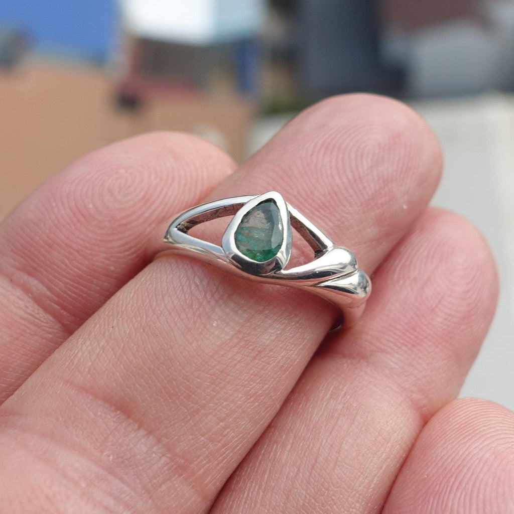 Bague émeraude minimaliste, Bague en argent sterling, Émeraude verte naturelle, Émeraude en forme de poire, Bague émeraude faite à la main, Design unique, Cadeau pour elle, Taille 7.5