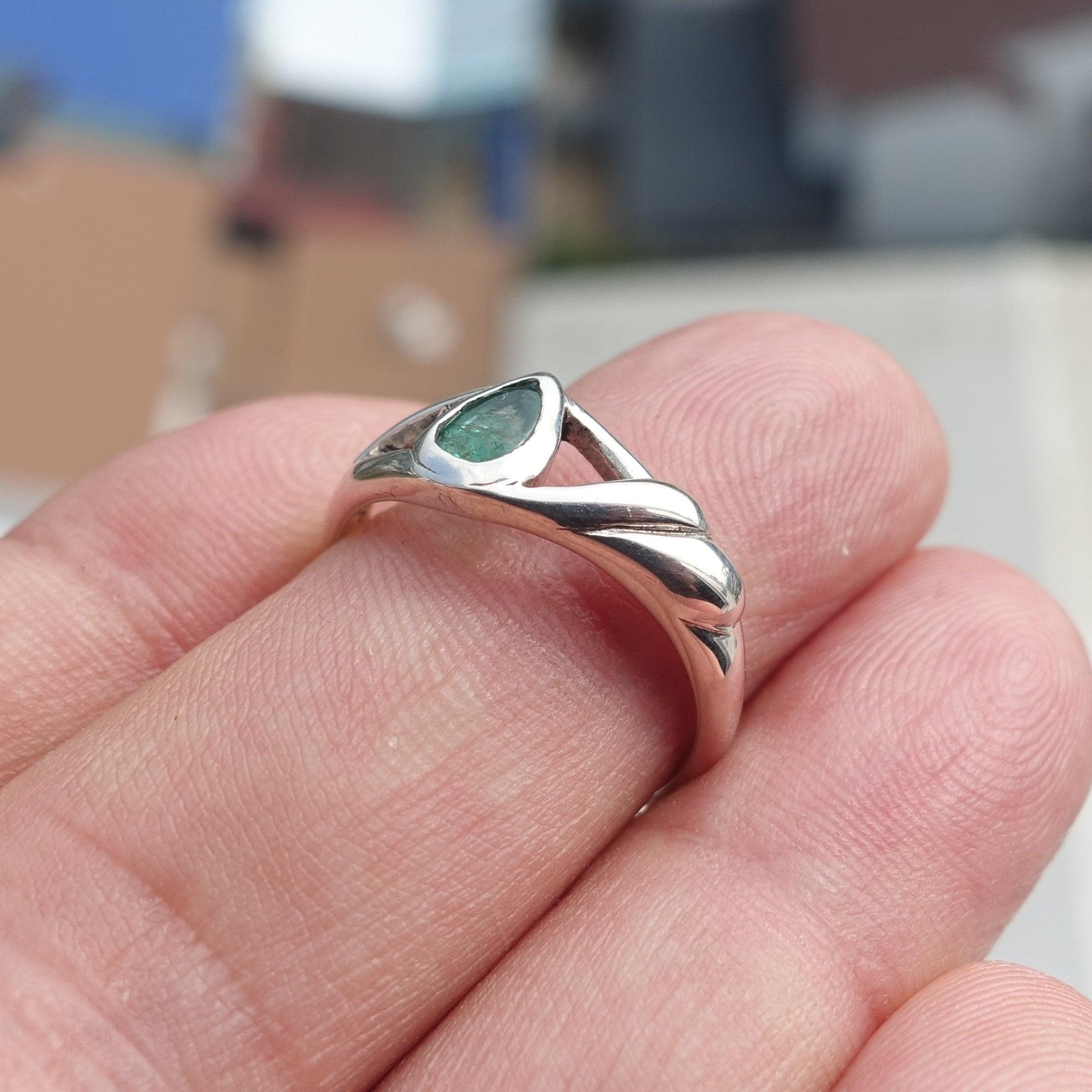 Bague émeraude minimaliste, Bague en argent sterling, Émeraude verte naturelle, Émeraude en forme de poire, Bague émeraude faite à la main, Design unique, Cadeau pour elle, Taille 7.5