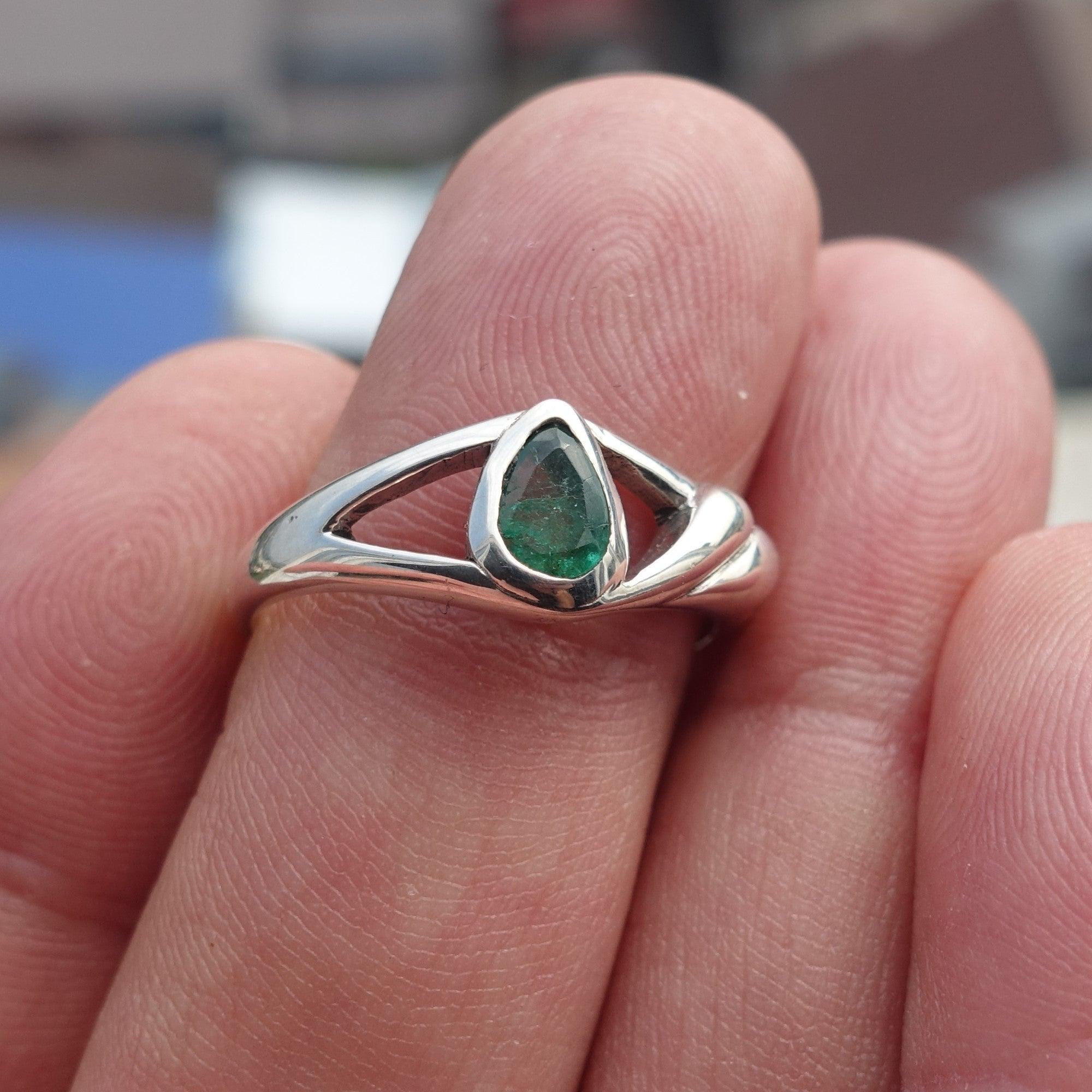 Bague émeraude minimaliste, Bague en argent sterling, Émeraude verte naturelle, Émeraude en forme de poire, Bague émeraude faite à la main, Design unique, Cadeau pour elle, Taille 7.5