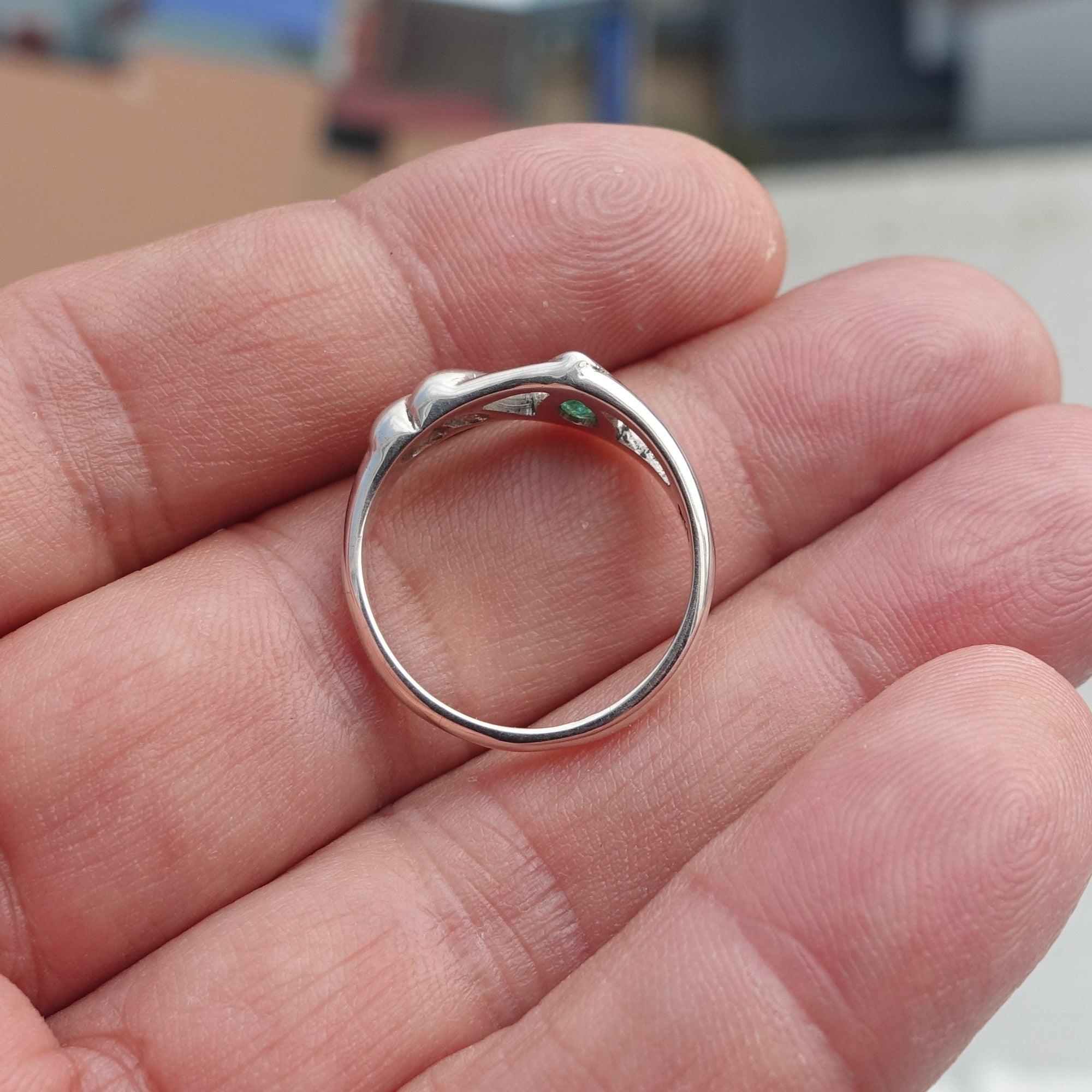 Bague émeraude minimaliste, Bague en argent sterling, Émeraude verte naturelle, Émeraude en forme de poire, Bague émeraude faite à la main, Design unique, Cadeau pour elle, Taille 7.5