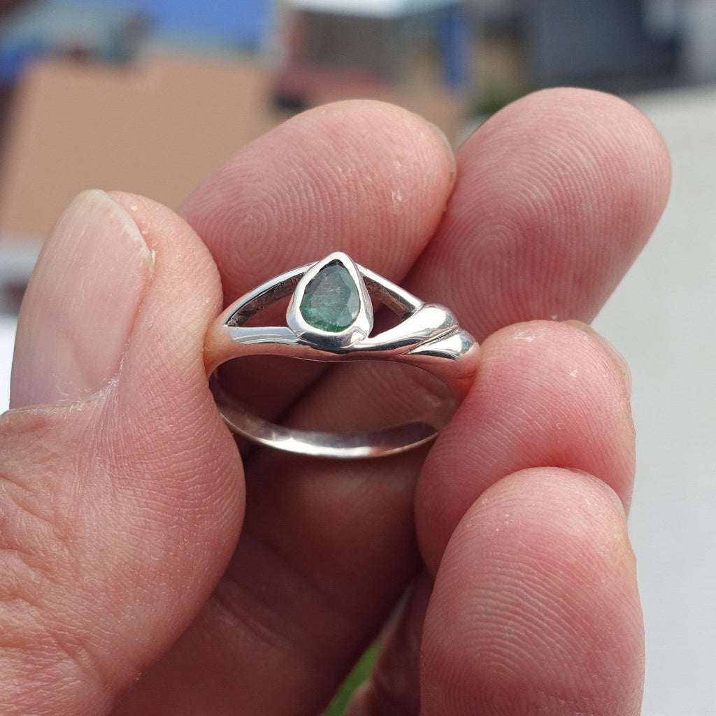 Bague émeraude minimaliste, Bague en argent sterling, Émeraude verte naturelle, Émeraude en forme de poire, Bague émeraude faite à la main, Design unique, Cadeau pour elle, Taille 7.5